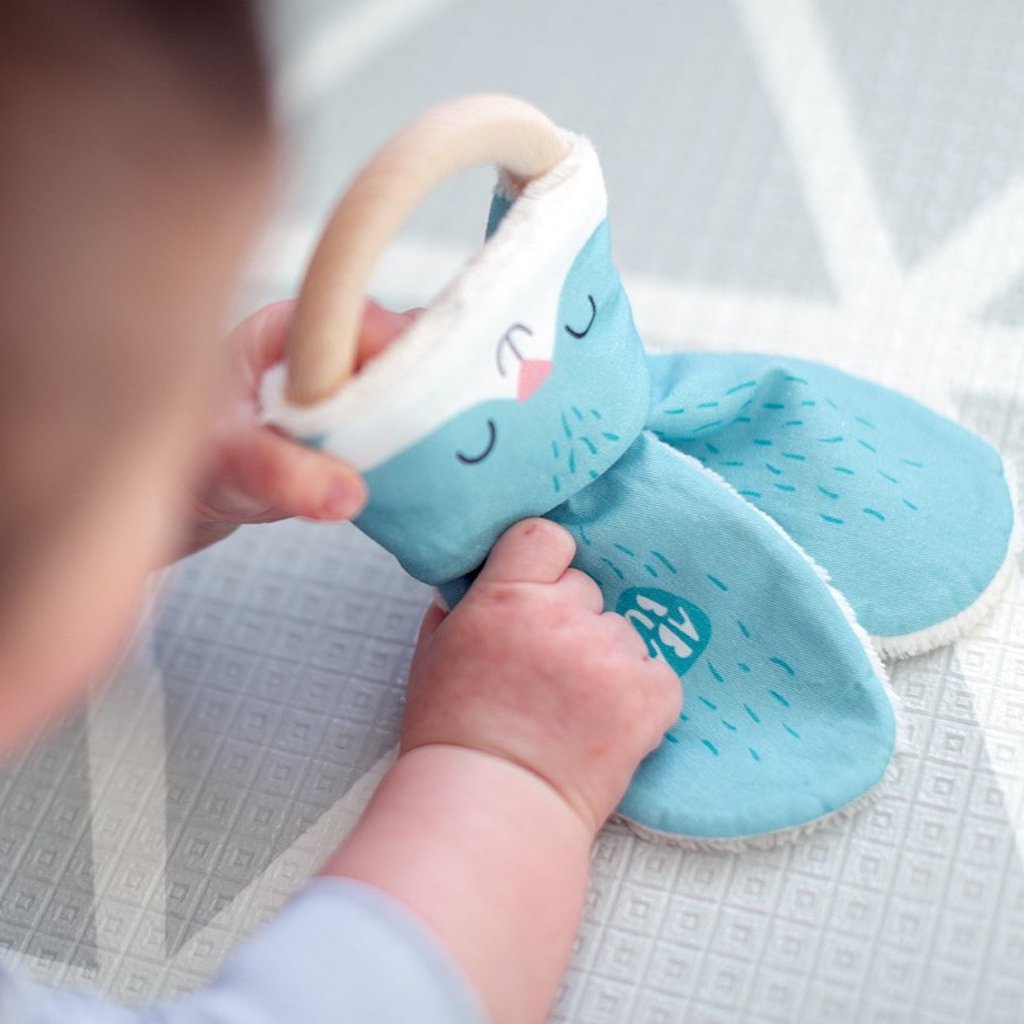 Baby mit Beißring Hase von der Marke Ababu