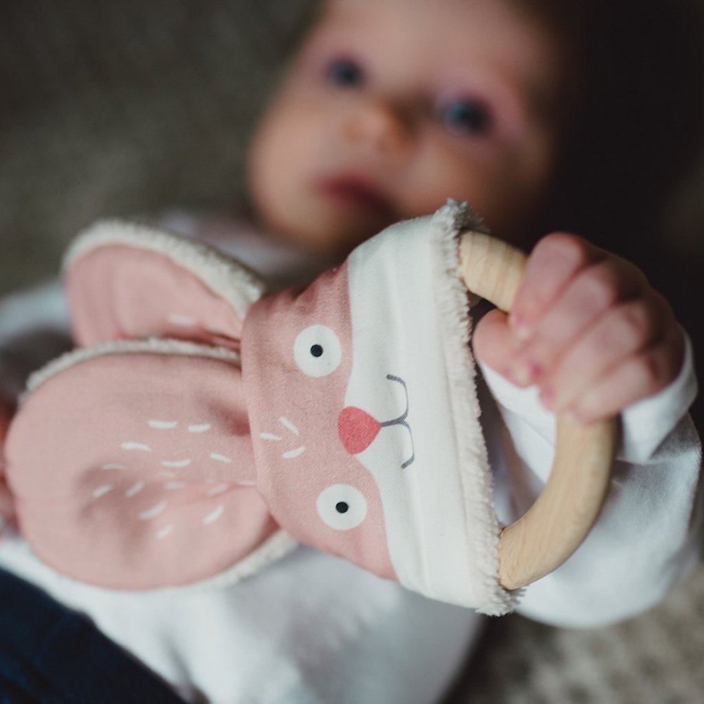 Baby mit Beißring Maus von der Marke Ababu