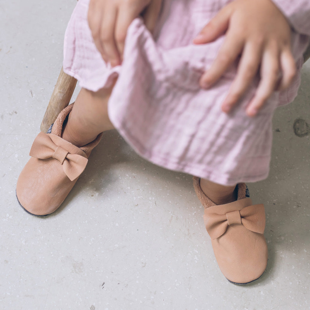 Kind mit Baobaby Krabbelschuhe Pirouette Puder