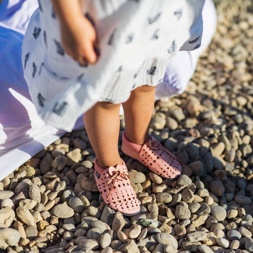 Kind mit Baobaby Krabbelschuhe Dots Rosa