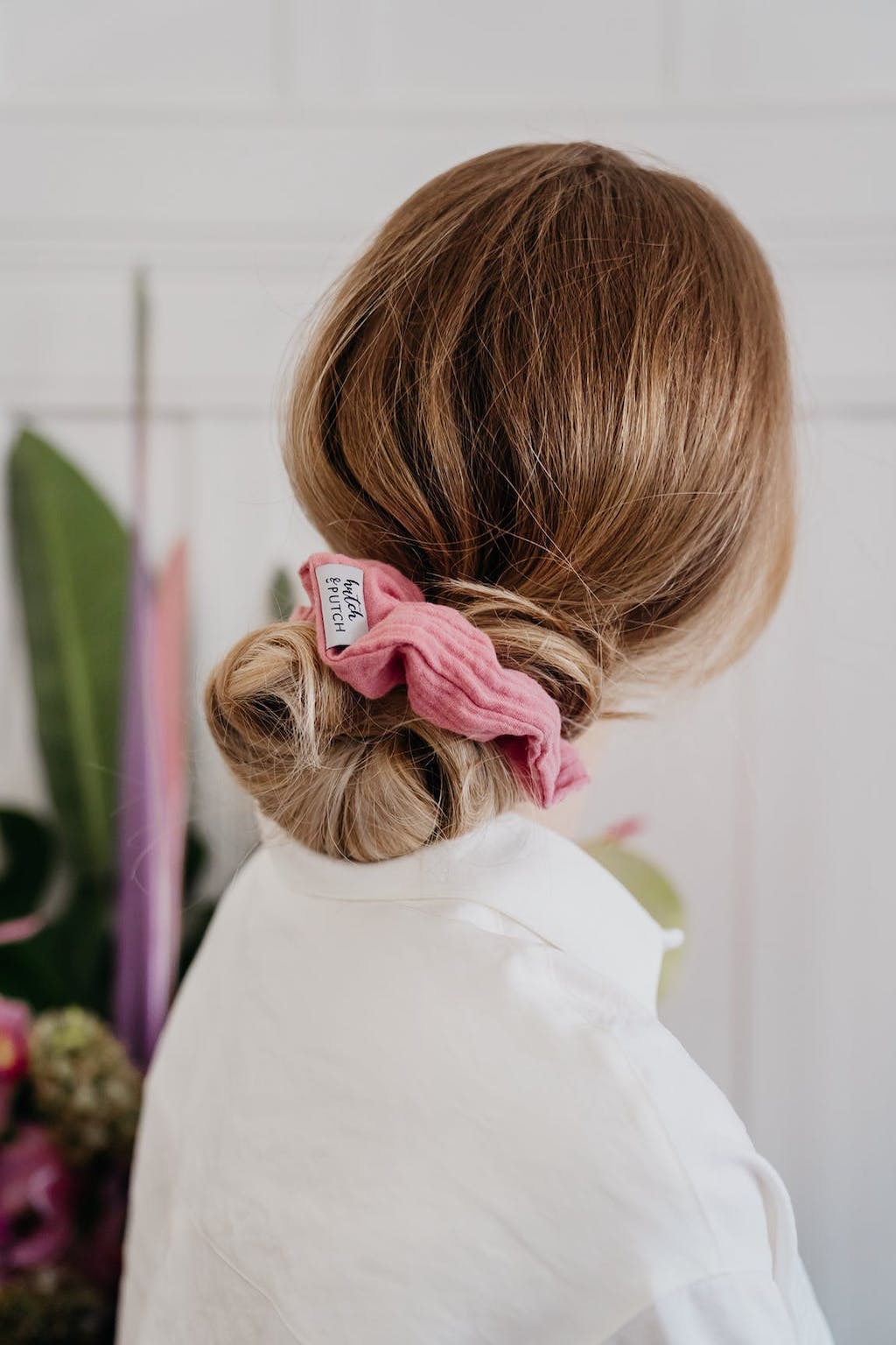 Stylisches 2er-Set Musselin-Scrunchie von hutch&putch im Haar, altrosa & blush