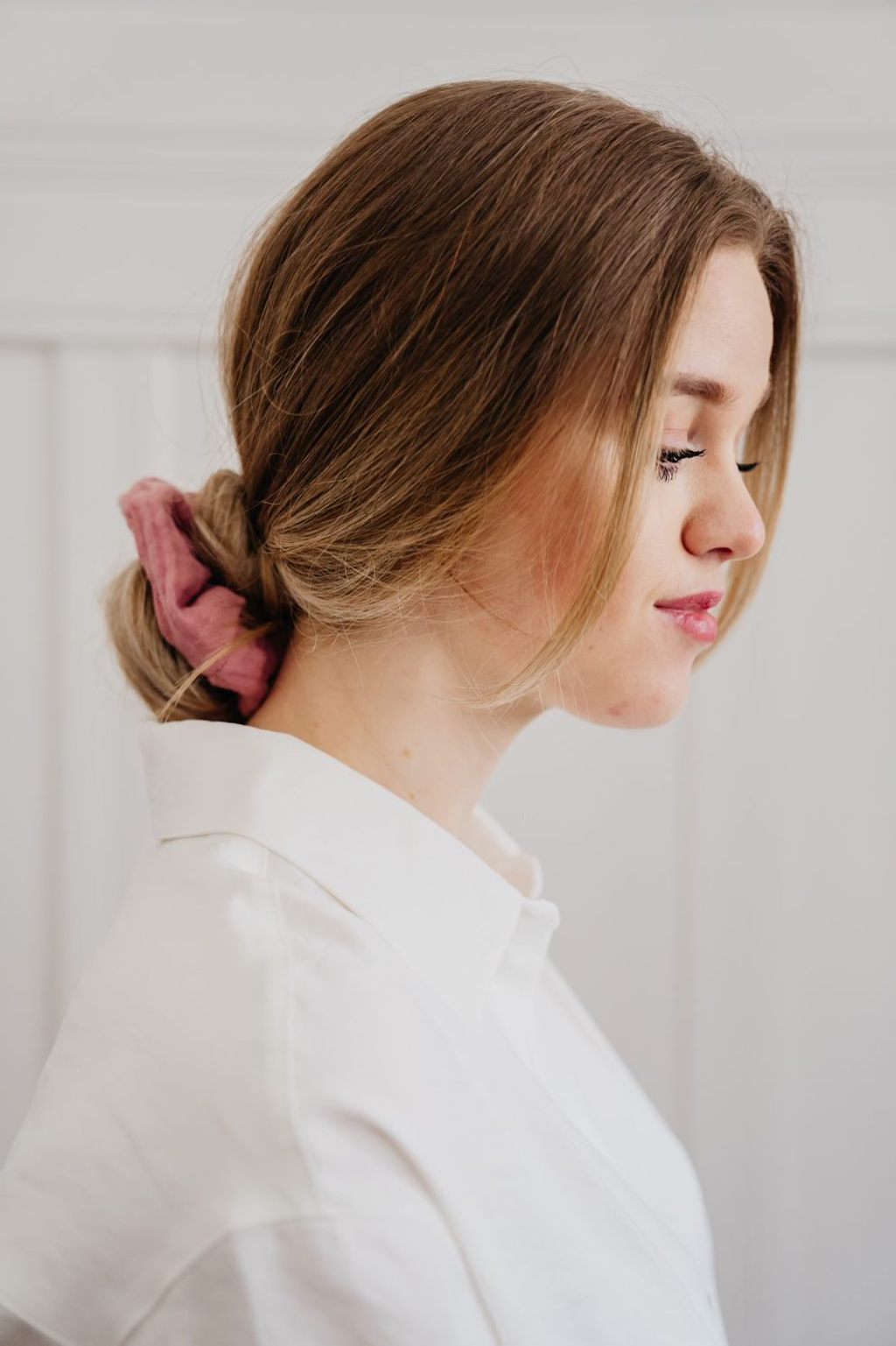 Stylisches 2er-Set Musselin-Scrunchie von hutch&putch im Haar, altrosa & blush