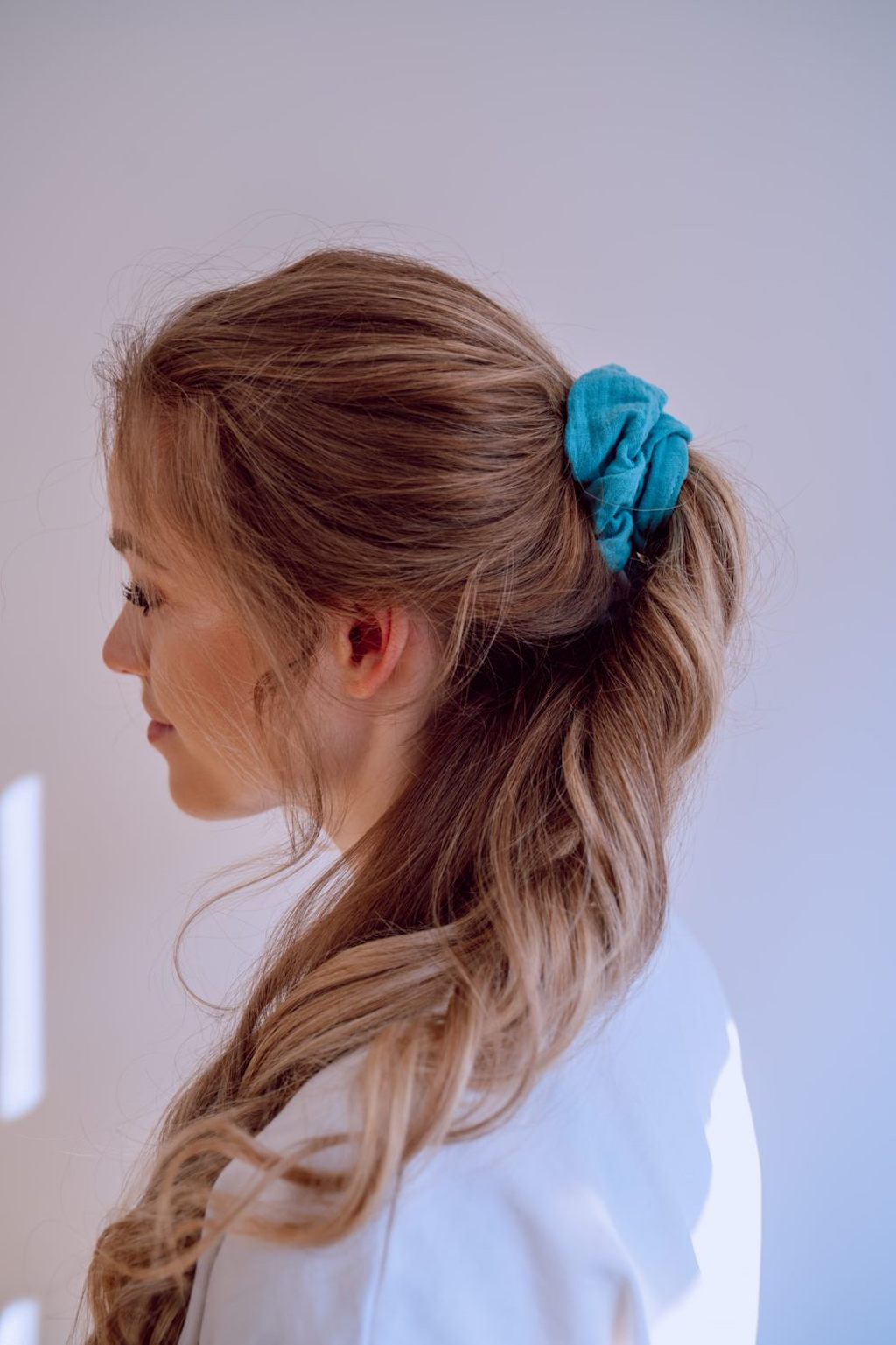 Frau mit Musselin-Scrunchie von hutch&putch, laguna blue